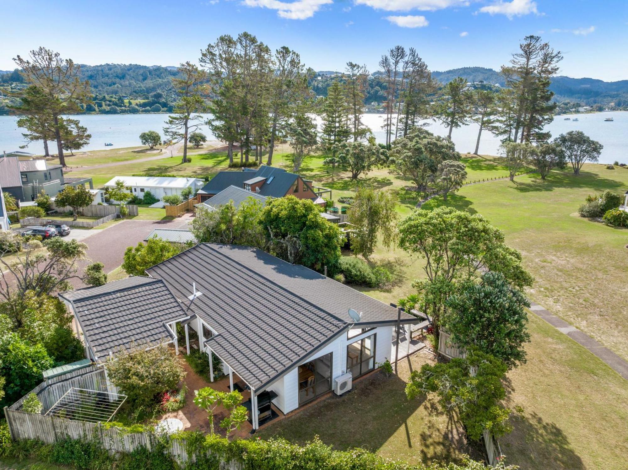 Pauanui Beach House Suntrap エクステリア 写真